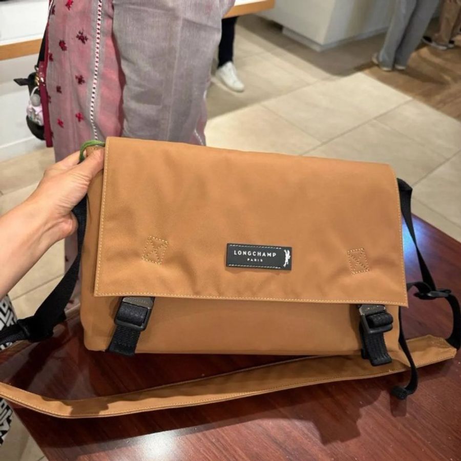 【現貨】Longchamp 再生帆布尼龍翻蓋郵差包-米咖-2
