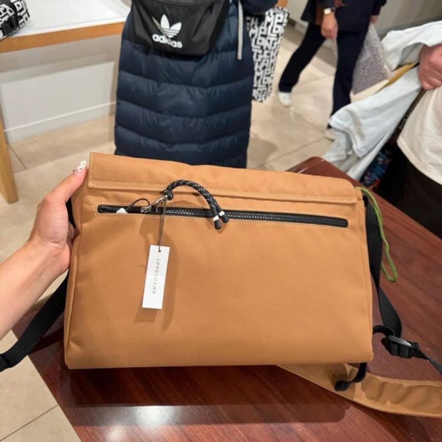 【現貨】Longchamp 再生帆布尼龍翻蓋郵差包-米咖-4