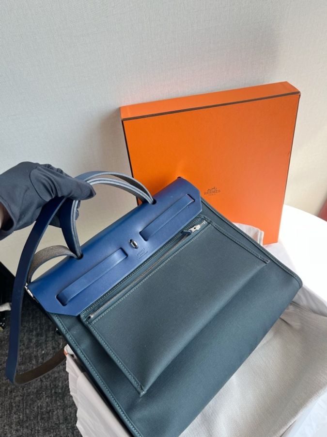 Hermes 愛馬仕 herbag31 藍色銀扣 C刻 [爱心]提示  1⃣️落單請咨訊商品庫存 ，確認有庫存再落單   2⃣️本賣場售賣商品有全新閒置 及二手 .二手商品均有使用痕跡 所有商品都是實物拍攝的~不同燈光下拍攝會有少少色差 以實物為準 發貨前會再次發細節圖~ 3⃣️全新閒置商品默認微瑕疵 完美主義者請移步專櫃-3