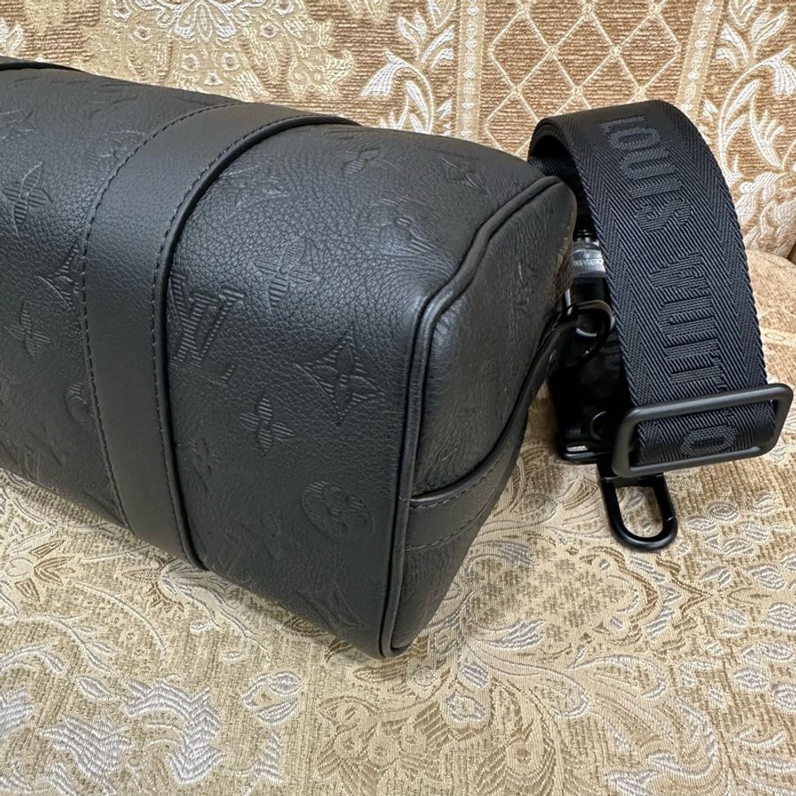 LV 黑牛皮壓紋黑釦CityKeepall肩斜背包M26750-6