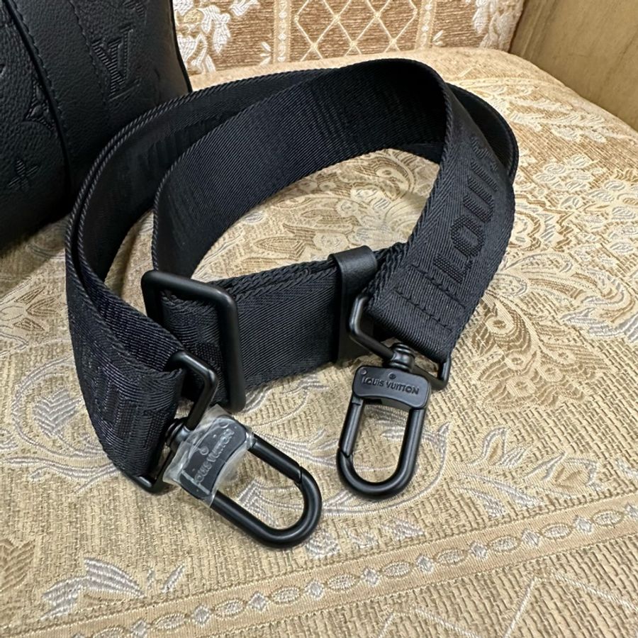 LV 黑牛皮壓紋黑釦CityKeepall肩斜背包M26750-8