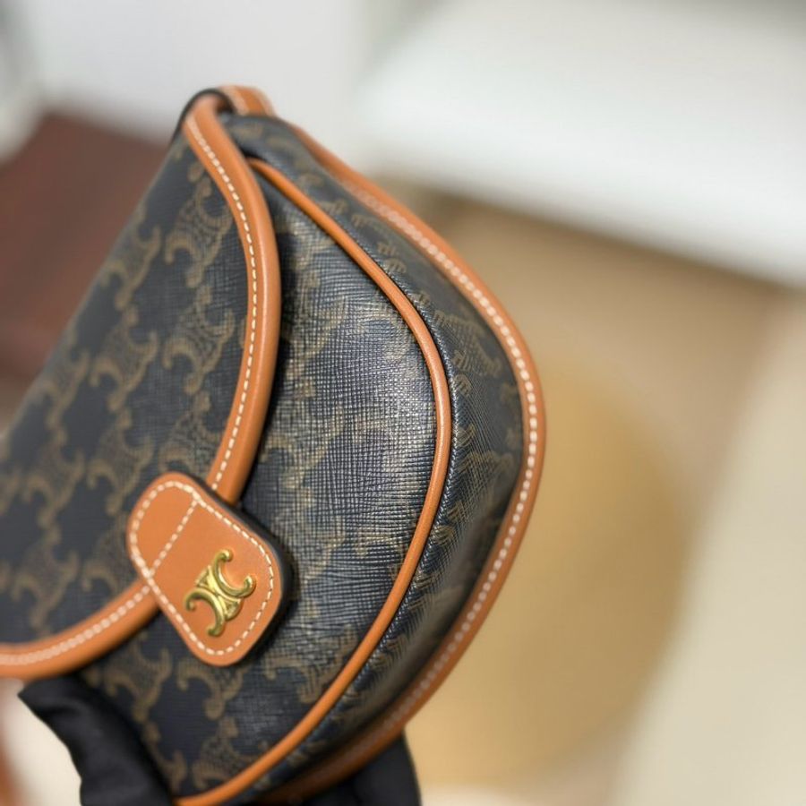 (99新未使用美品🤎)🏷Celine 瑟琳.Triomphe Mini 馬鞍包-5