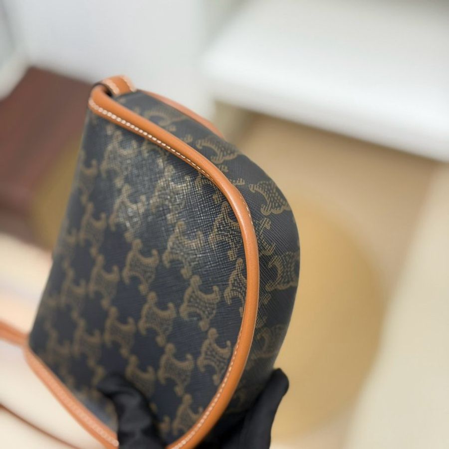 (99新未使用美品🤎)🏷Celine 瑟琳.Triomphe Mini 馬鞍包-7