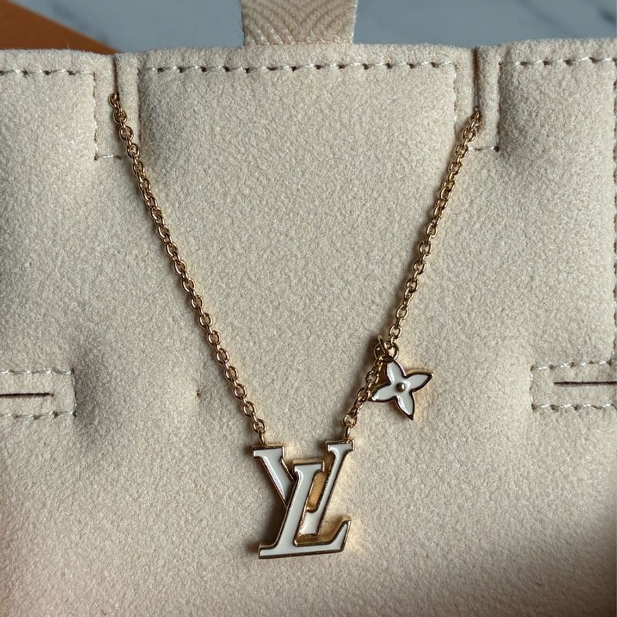 LV白琺瑯logo花卉項鍊🤍-1