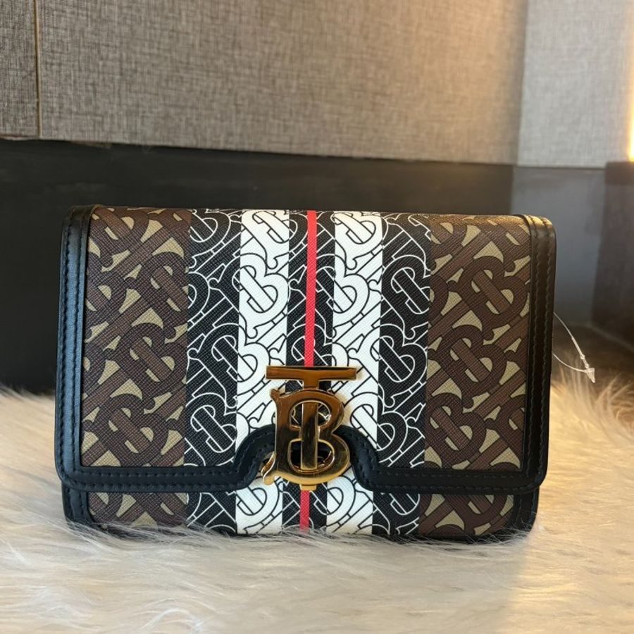 BURBERRY 滿版LOGO TB釦相機包-1