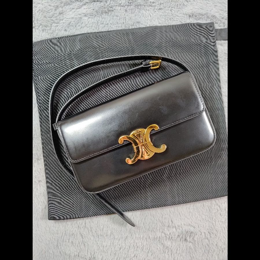 CELINE Claude / Triomphe 系列亮面小牛皮金釦肩背包(黑色)-0