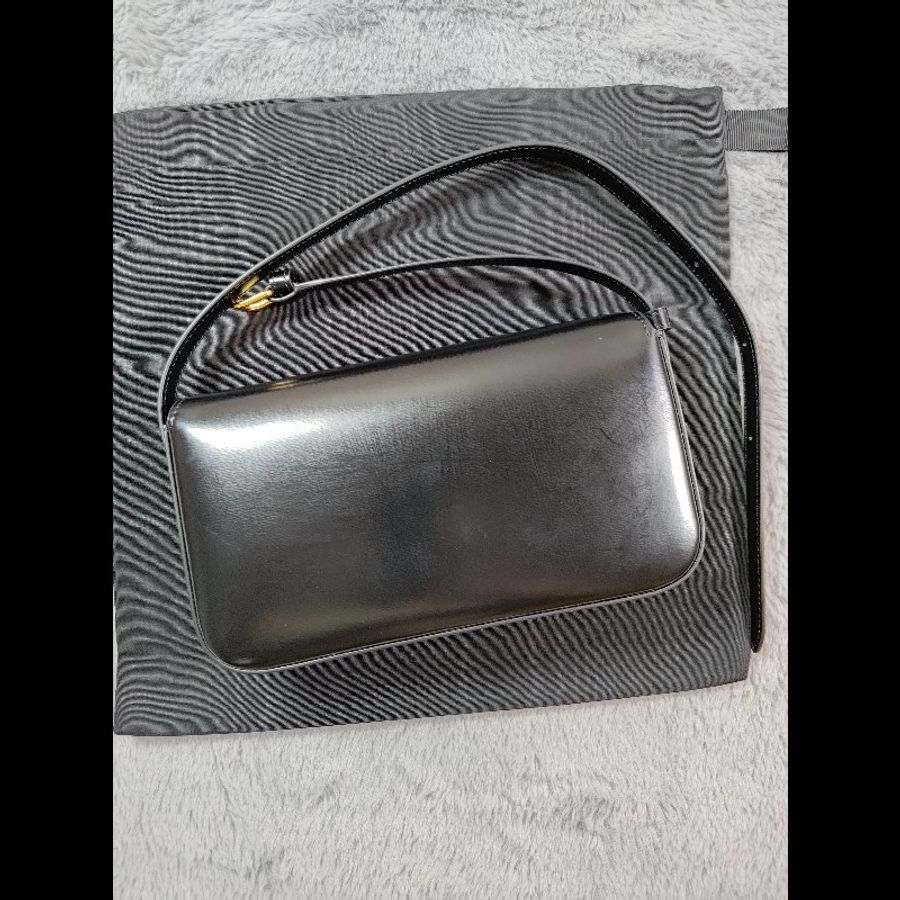 CELINE Claude / Triomphe 系列亮面小牛皮金釦肩背包(黑色)-1