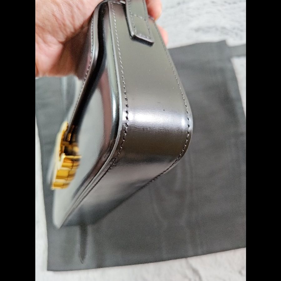 CELINE Claude / Triomphe 系列亮面小牛皮金釦肩背包(黑色)-5