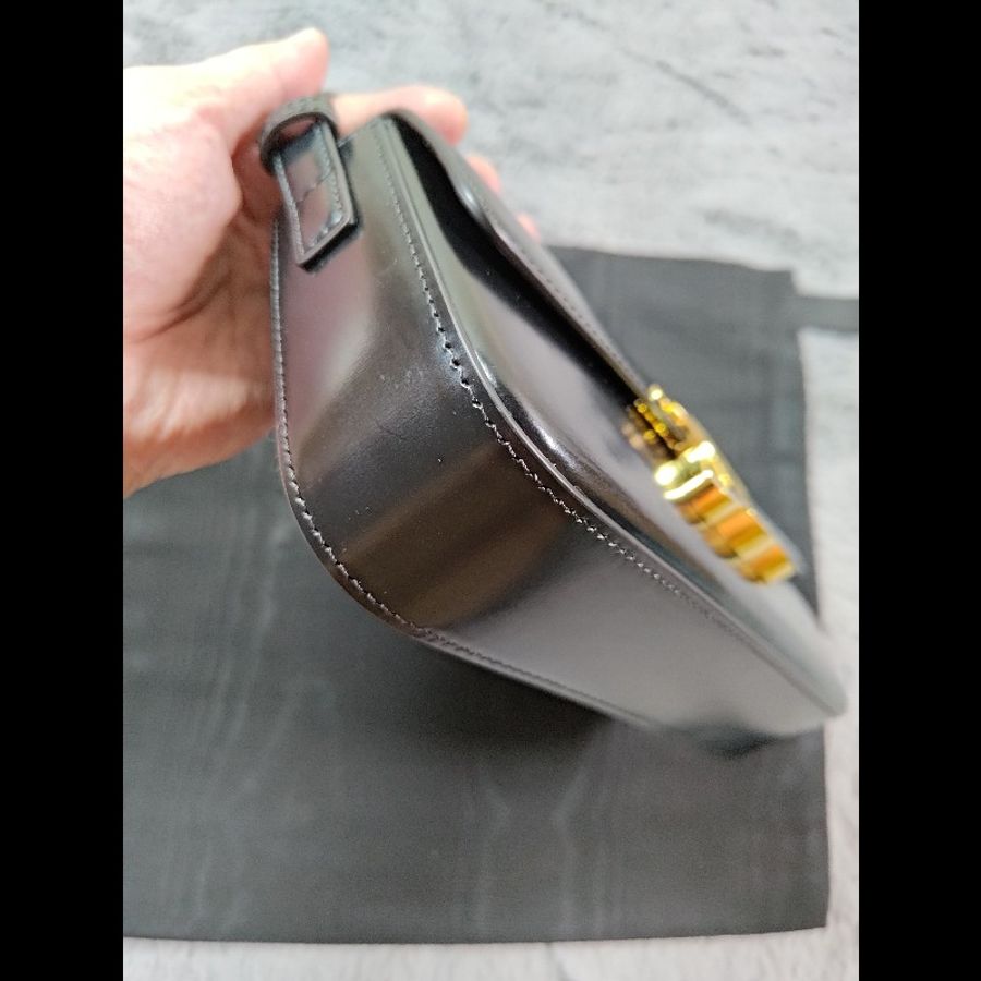 CELINE Claude / Triomphe 系列亮面小牛皮金釦肩背包(黑色)-6