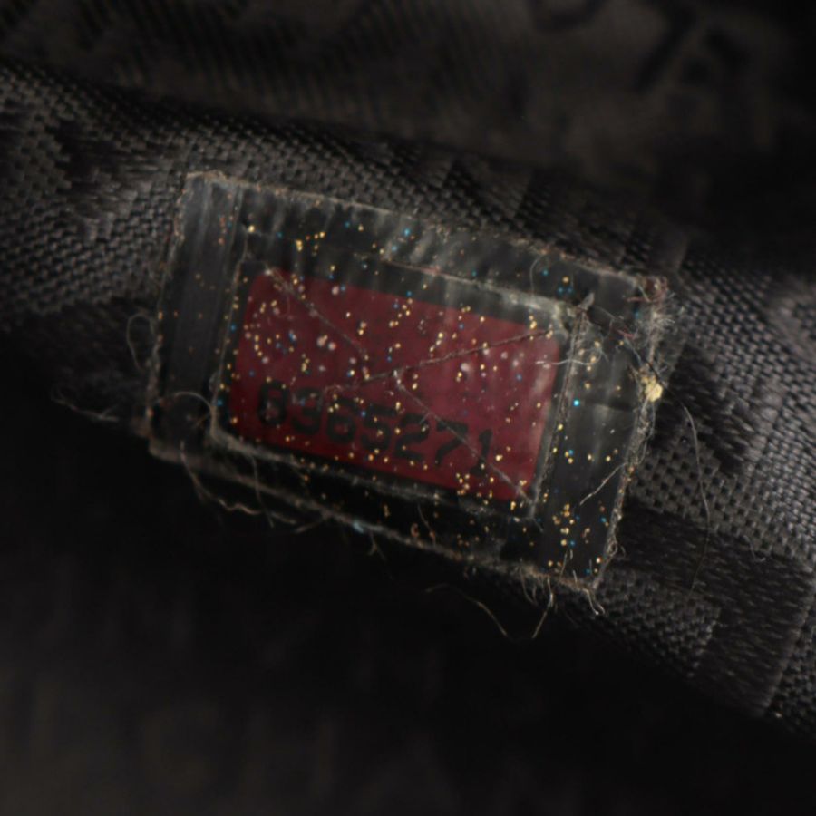 香奈兒 (CHANEL) 巧克力棒金屬手提包，粒面小牛皮，灰色，銀色五金，二手 CC-4