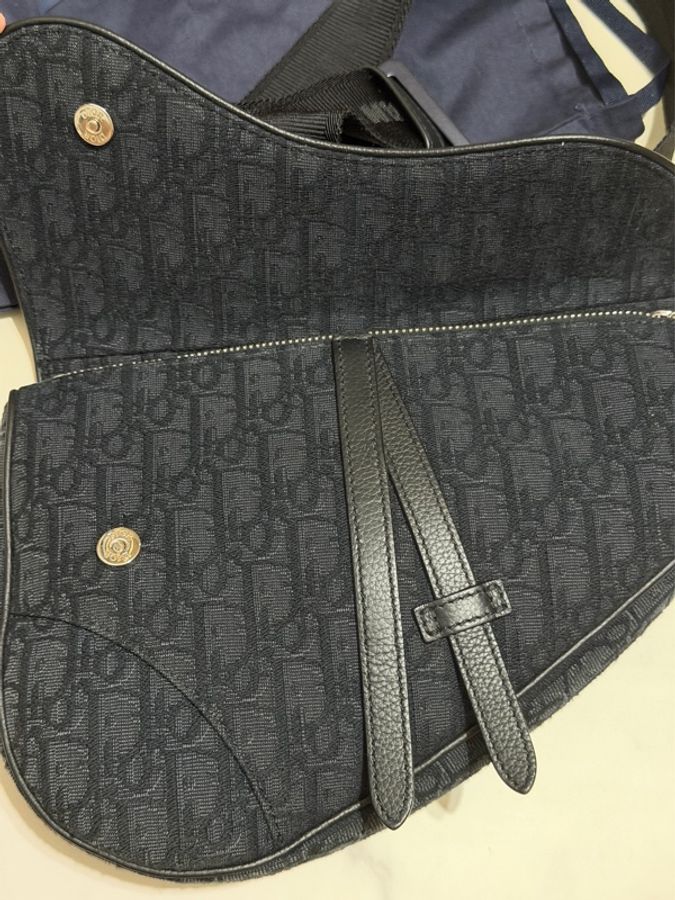 DIOR Saddle 黑刺繡老花馬鞍胸包-1