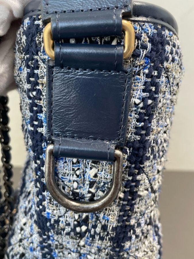chanel 藍色流浪 中號 26開 金扣鐳射-6