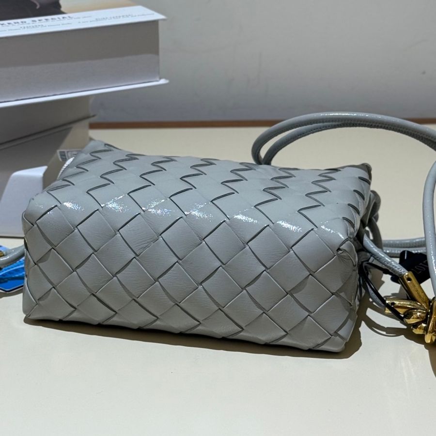 葆蝶家,Bottega Veneta 迷你Loop斜挎包 羊皮革 17x11x6cm-4
