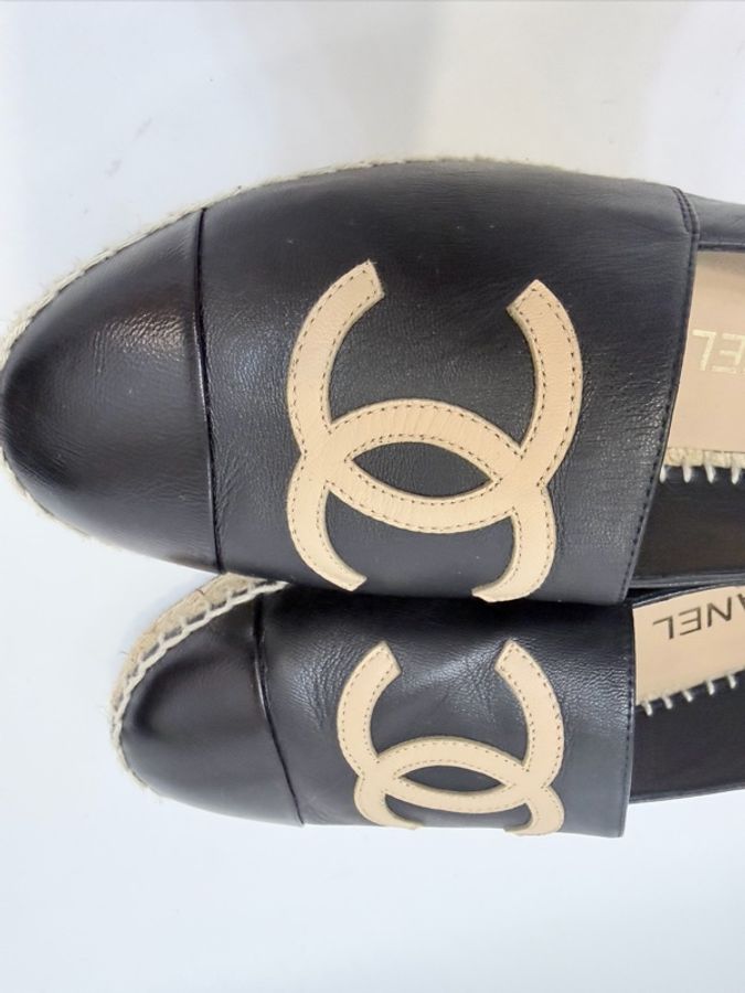 Chanel 黑羊皮雙C漁夫平底鞋38號-5