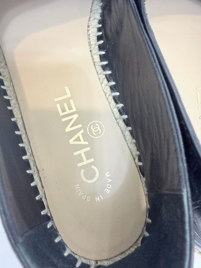 Chanel 黑羊皮雙C漁夫平底鞋38號-12