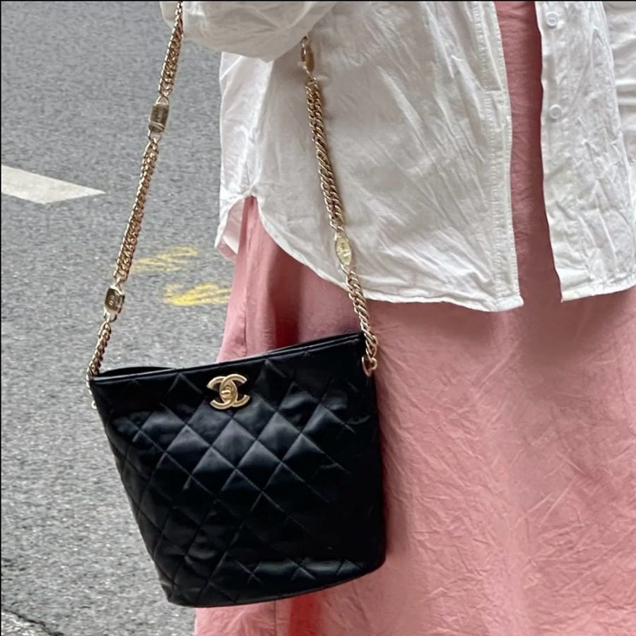 Chanel香奈兒 23c黑金琺瑯徽章鏈條Hobo水桶包 99新✨️-0