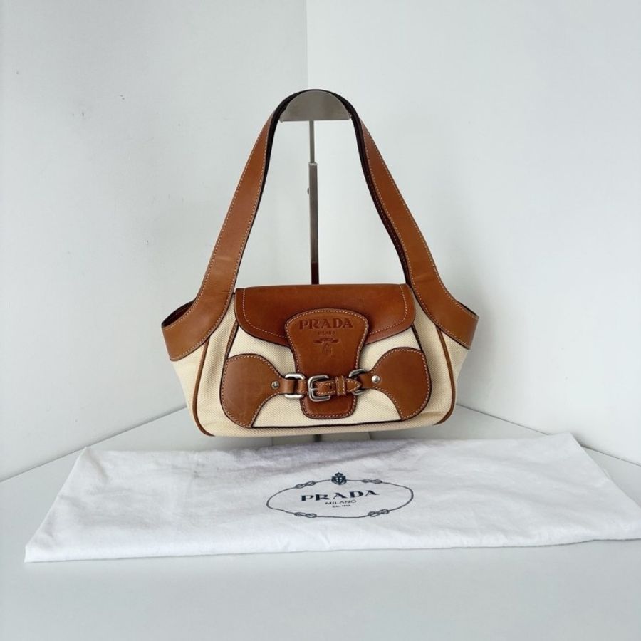 Prada 焦糖棕色 馬銜扣 大logo 插鞘帆布拼皮腋下/單肩包 98新✨️-0