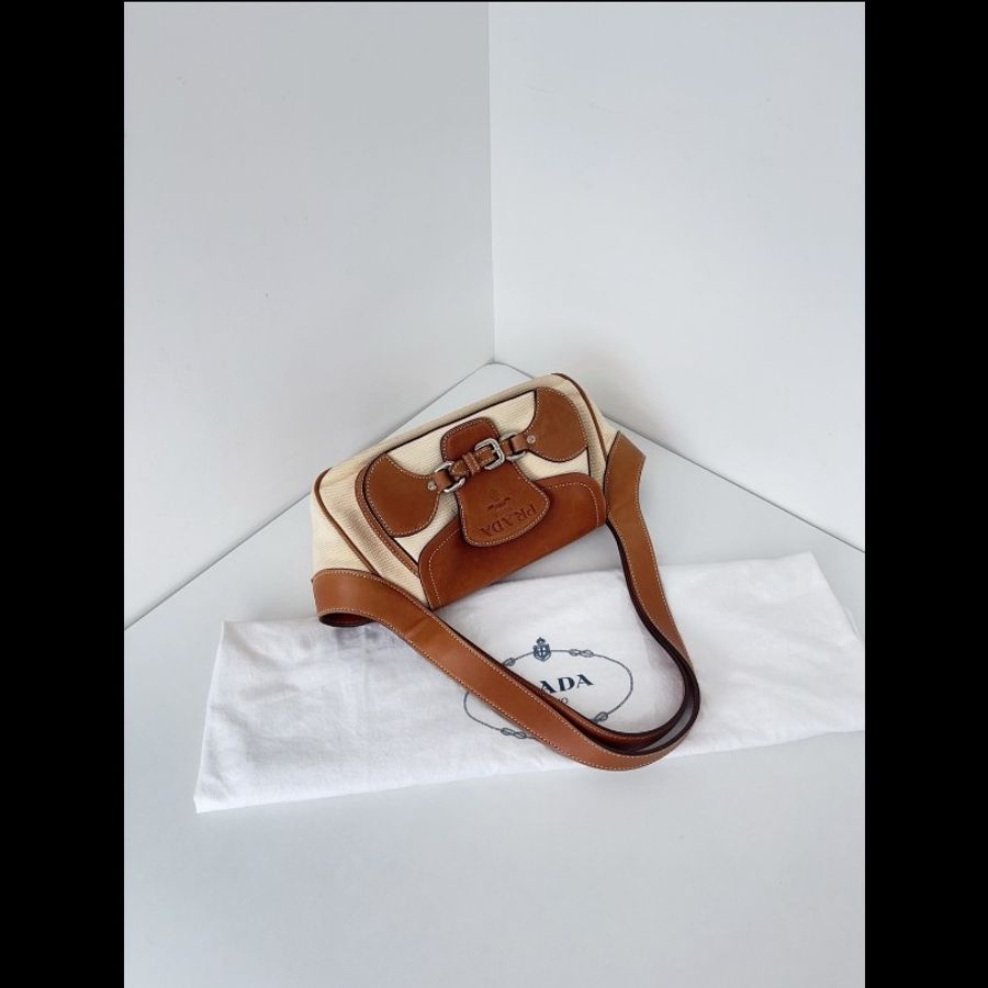 Prada 焦糖棕色 馬銜扣 大logo 插鞘帆布拼皮腋下/單肩包 98新✨️-4
