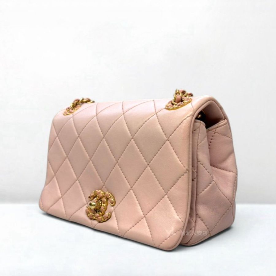 A13460-CHANEL 19系列 櫻花粉色羊皮金釦20cm口蓋包 AS4780-1