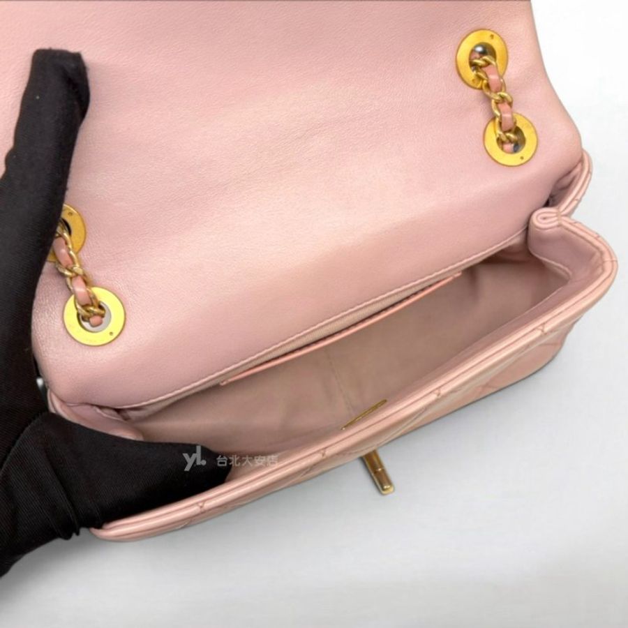 A13460-CHANEL 19系列 櫻花粉色羊皮金釦20cm口蓋包 AS4780-6