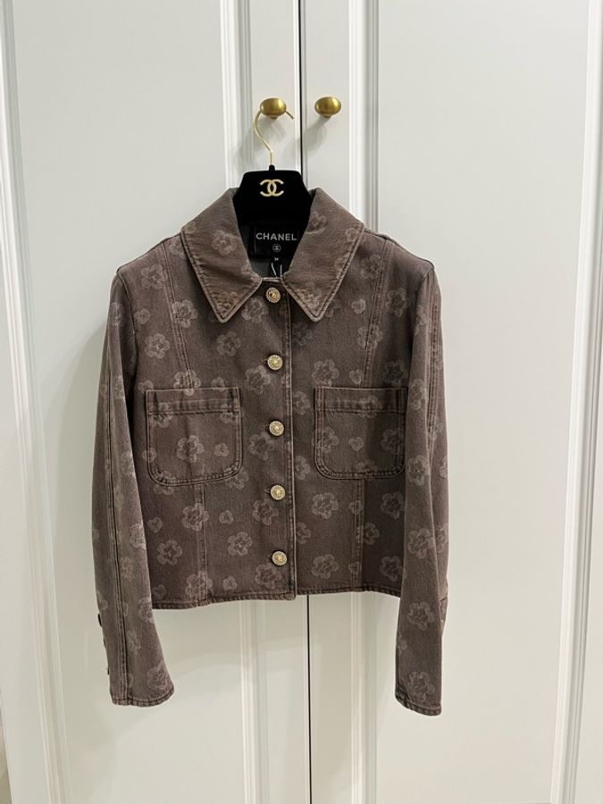 CHANEL 香奈兒《全新全配》25A 山茶花印花丹寧外套 Size 34 灰咖色 金釦-11