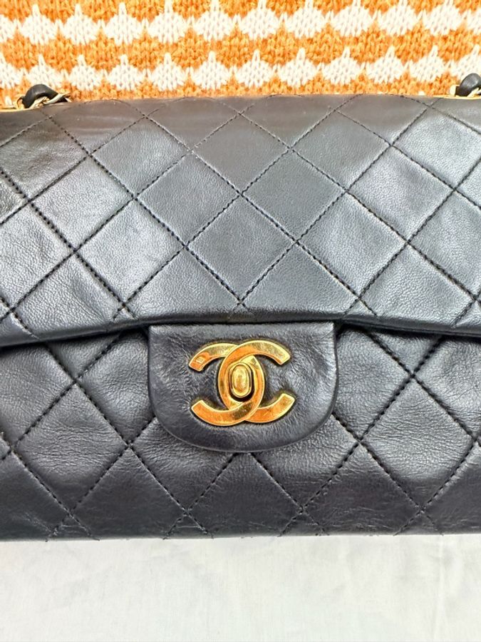 【極美古董珍藏】CF25 CHANEL Vintage 25cm 黑金雙蓋口蓋包 24K金雙C釦(經典黑羊皮/雙鏈)-1