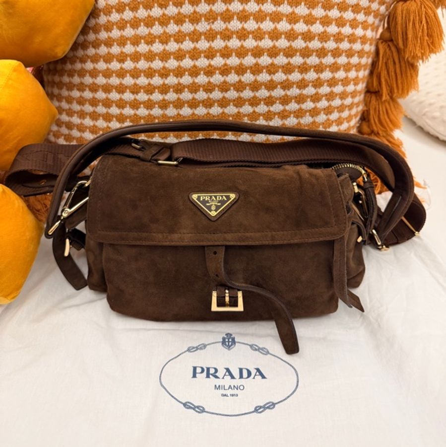 PRADA 普拉達 深棕色 / 麂皮金扣 Explore 絨面皮革/郵差包/單肩包-5