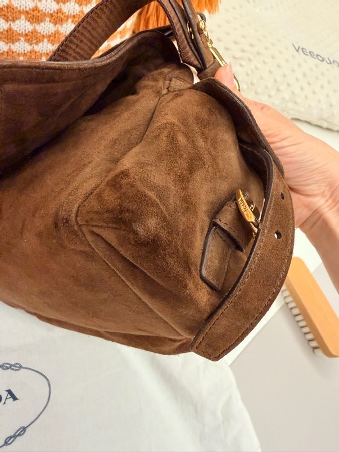 PRADA 普拉達 深棕色 / 麂皮金扣 Explore 絨面皮革/郵差包/單肩包-7