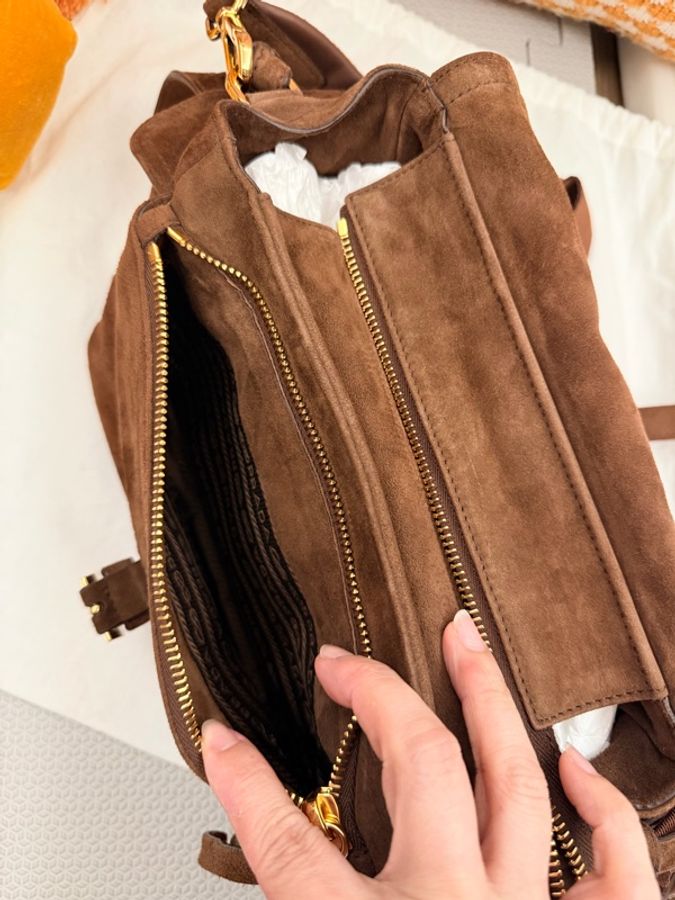PRADA 普拉達 深棕色 / 麂皮金扣 Explore 絨面皮革/郵差包/單肩包-11