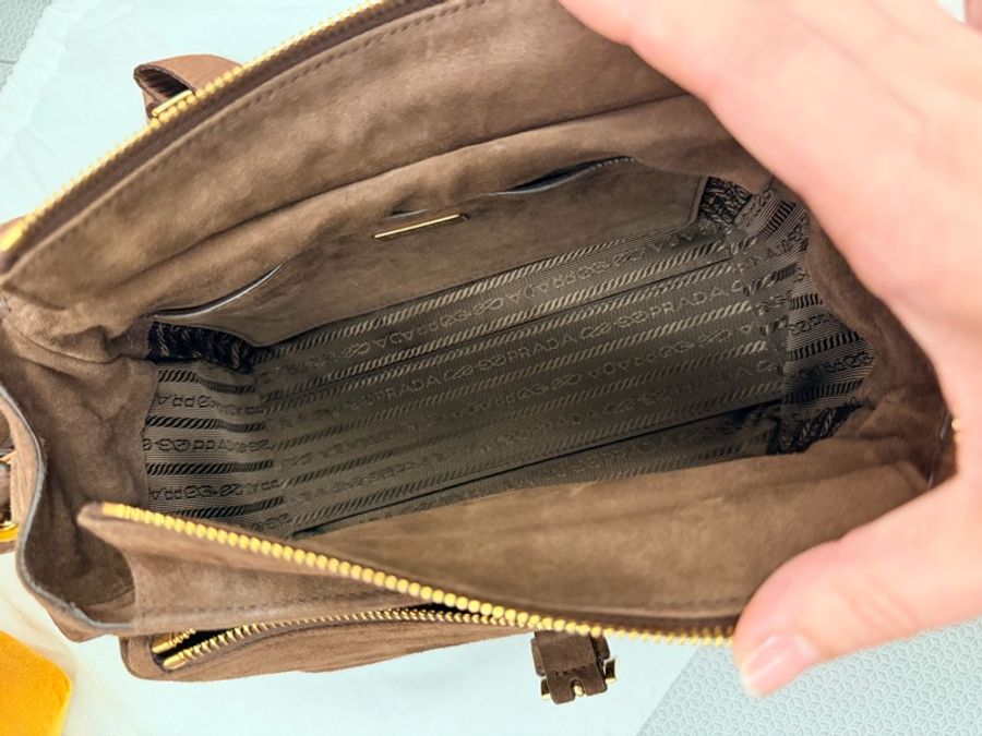 PRADA 普拉達 深棕色 / 麂皮金扣 Explore 絨面皮革/郵差包/單肩包-13