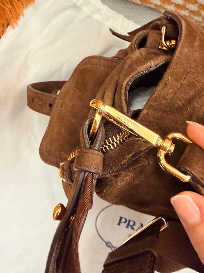 PRADA 普拉達 深棕色 / 麂皮金扣 Explore 絨面皮革/郵差包/單肩包-15