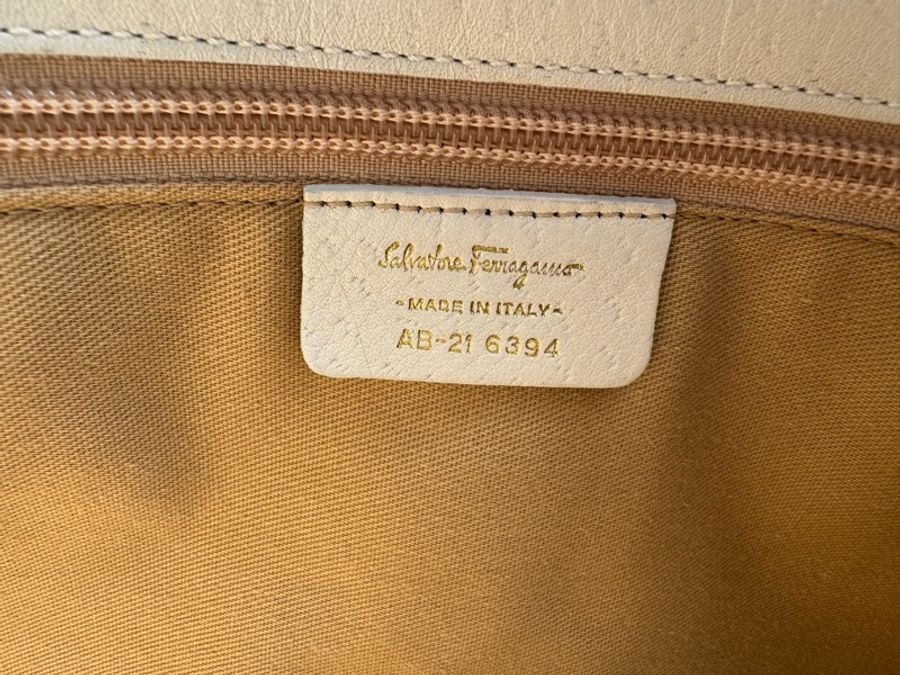 Ferragamo Vintage 經典 Gancini 扣環 奶昔白 公文包-4