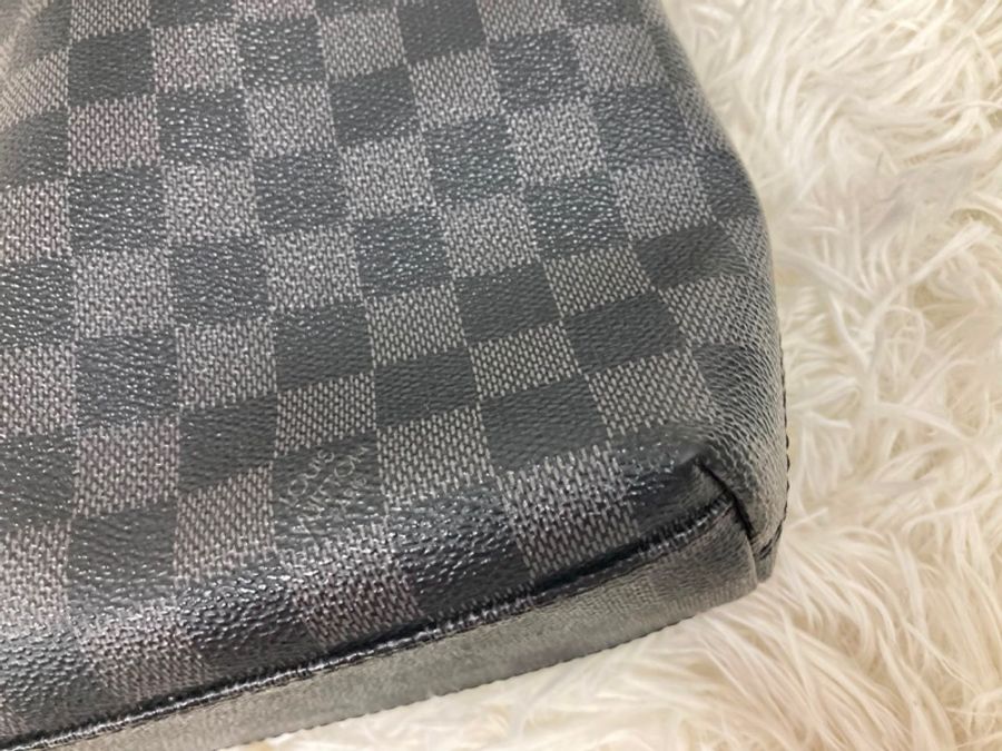 LV 黑色棋盤格斜背包-7