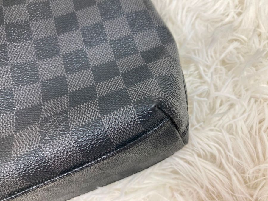 LV 黑色棋盤格斜背包-8