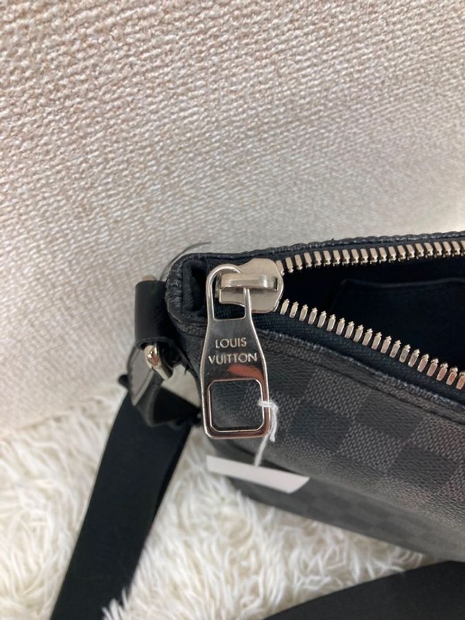 LV 黑色棋盤格斜背包-15