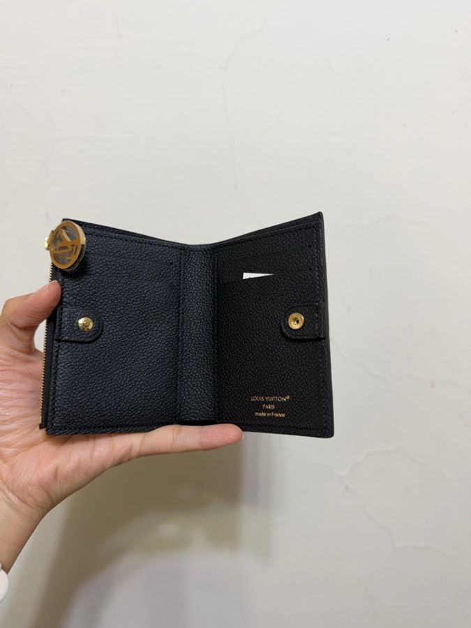 LV 牛皮黑色壓紋短夾,閒置-3