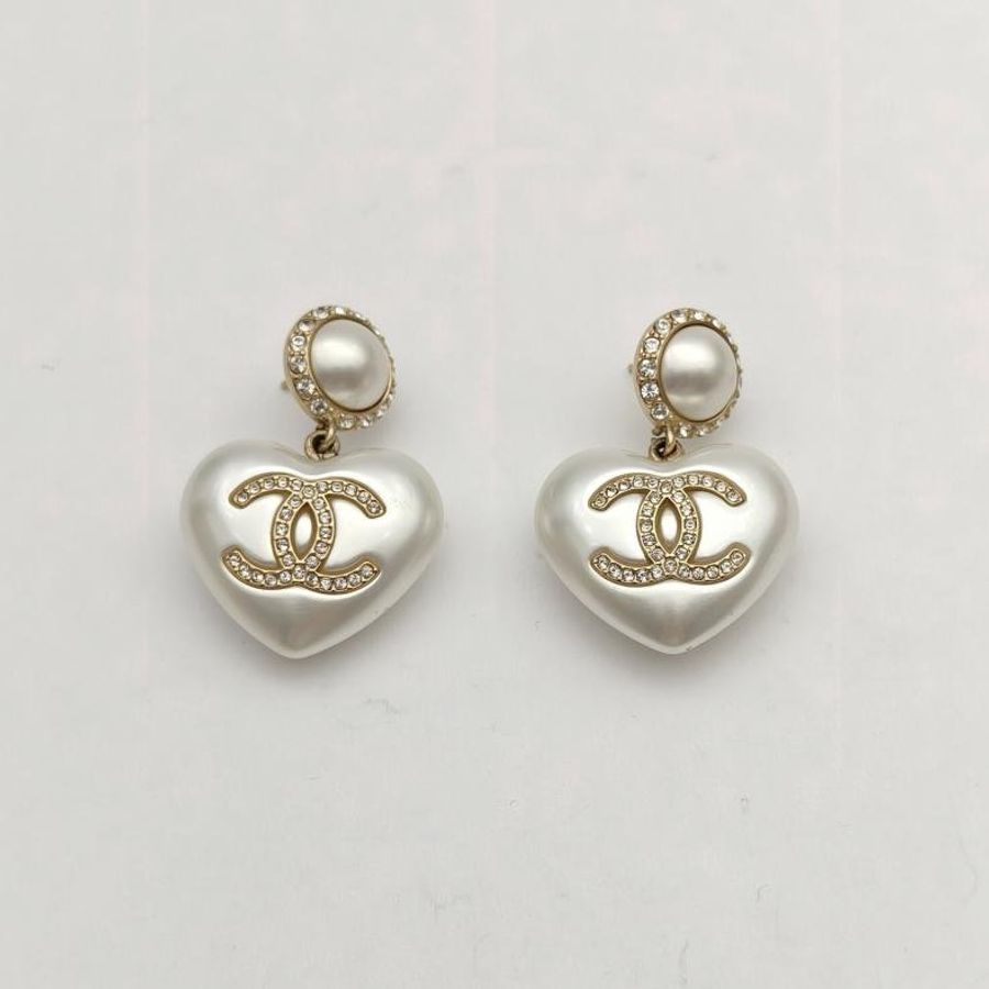 CHANEL 合金水鑽21B愛心吊墜耳環-1