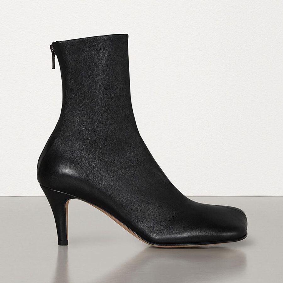 Bottega Veneta Bloc Ankle Boots 採用黑色羊皮製成-1