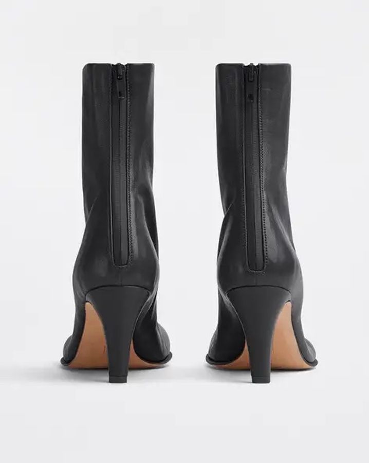 Bottega Veneta Bloc Ankle Boots 採用黑色羊皮製成-3