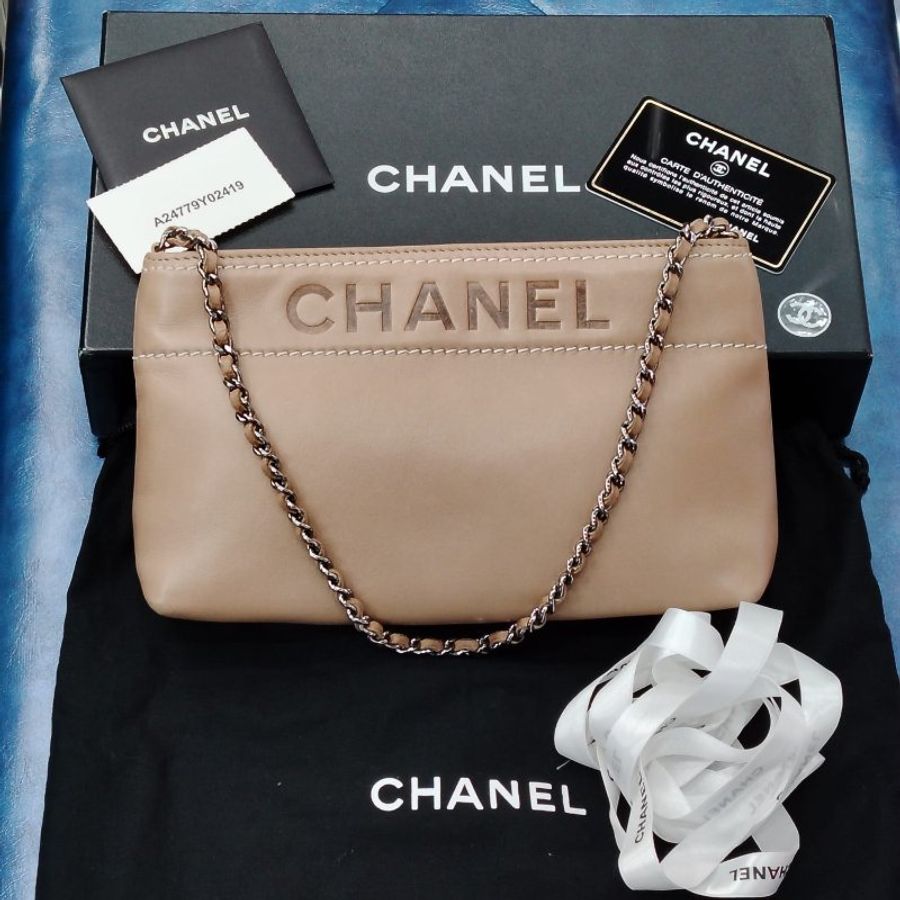 [中古] Chanel裸粉色皮革壓印LOGO鏈帶手拿包/單肩包-5