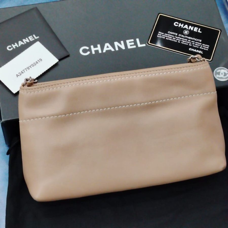 [中古] Chanel裸粉色皮革壓印LOGO鏈帶手拿包/單肩包-6