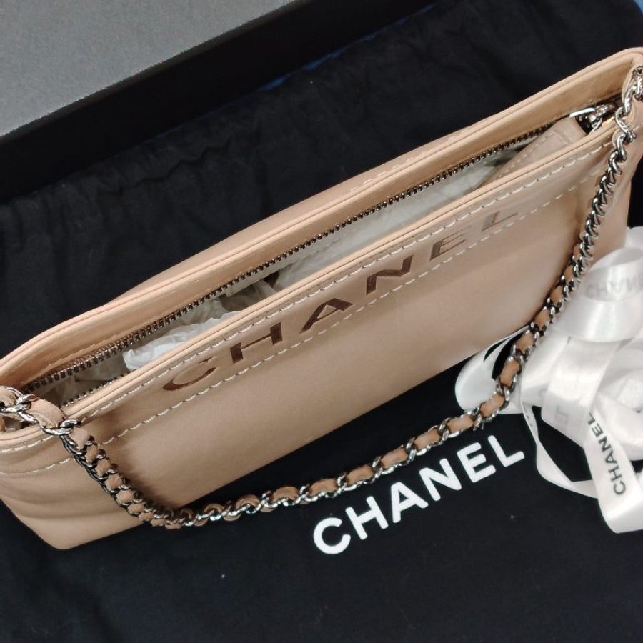 [中古] Chanel裸粉色皮革壓印LOGO鏈帶手拿包/單肩包-9