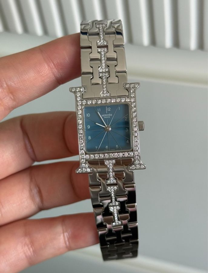 【百搭屆的神👑愛馬仕的璀璨明珠💎】HERMES愛馬仕H Hour 湖藍色貝母石英女錶 外圈後鑲鑽-2
