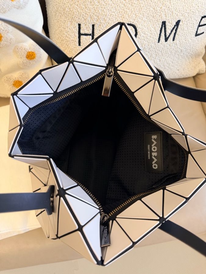 BAO BAO ISSEY MIYAKE ROCK MATTE 7x10 淺灰色/長型托特拉鏈包-5
