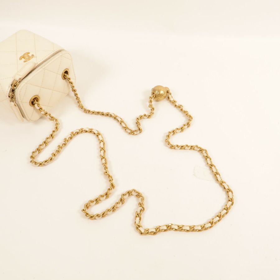 CHANEL 羊皮皮革Mini Vanity Case With Gold Ball鏈帶肩背袋-5