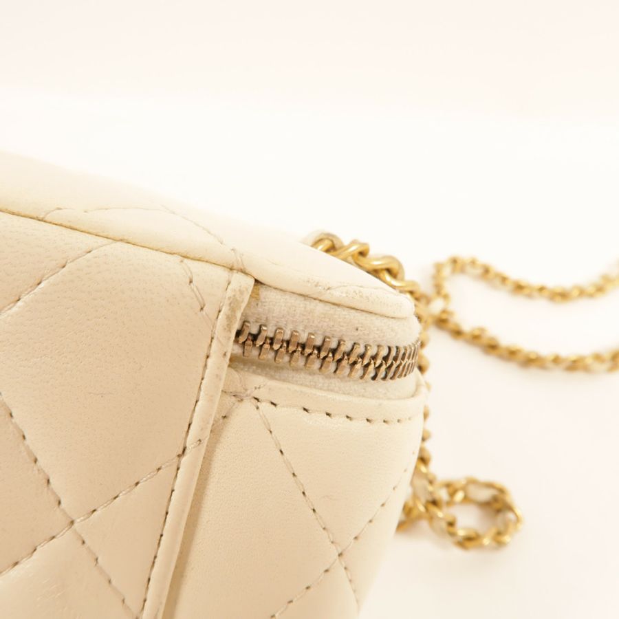 CHANEL 羊皮皮革Mini Vanity Case With Gold Ball鏈帶肩背袋-16
