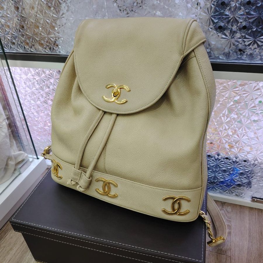 [中古] CHANEL米色經典金色三CC粒面小牛皮翻蓋背包雙肩包-5
