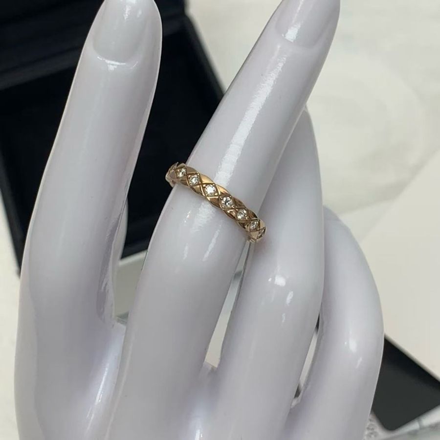 CHANEL香奈兒CoCo Crush系列戒指 51碼 18k黃金鑲鑽滿鑽 窄版 米金色 時尚奢華 菱格紋外形設計 熱門首飾Jennie同款-5