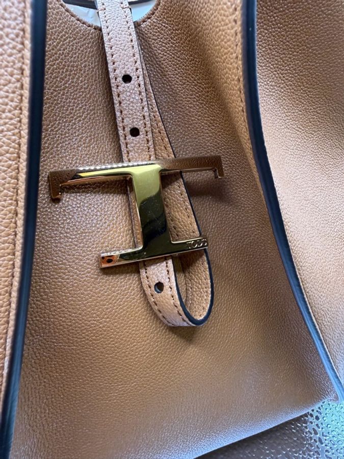 TOD'S 經典 T Timeless 金屬 T 扣荔枝紋皮革肩背包 / 托特包 中號(焦糖棕 / 可放A4)-12