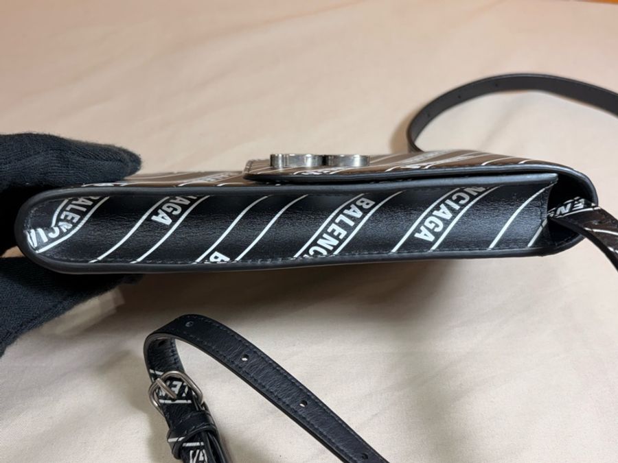 ✨近新美品 巴黎世家 新款 Balenciaga 大B 黑銀 🈵版logo 手機包 肩背/斜背小包-6